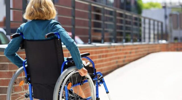 Nessun aiuto per andare in bagno: studentessa disabile di 17 anni costretta a cambiare scuola