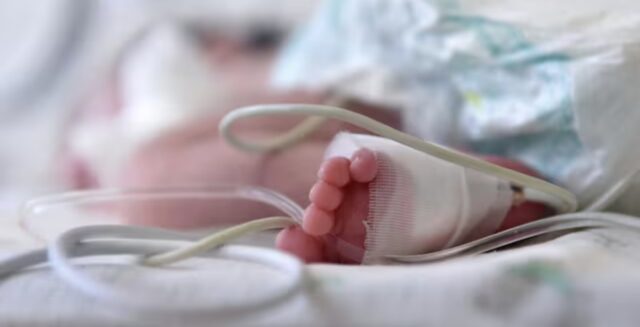 Neonato muore soffocato mentre la madre sta per partorire: dramma e inchiesta aperta