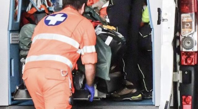 Lite per l’acqua finisce nel sangue: stacca l’orecchio a morsi al proprietario di casa