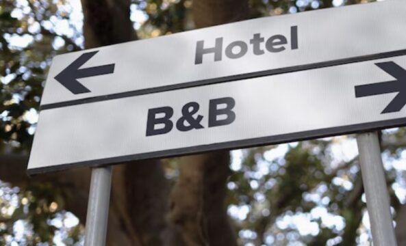 Bed and Breakfast a Napoli, limite del 30 per cento in ogni palazzo in centro: le nuove regole