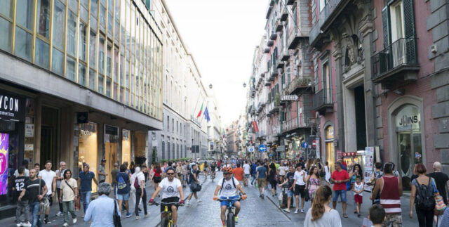 Mangiano gratis perché ‘il cibo è cattivo’ e scatenano la rissa. Feriti due vigili