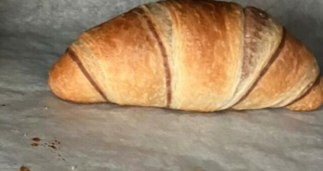 Mangia un croissant e soffoca davanti al fratello: tragedia familiare