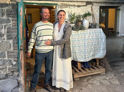 La famiglia nel bosco pronta a lasciare l’Italia: “Abbiamo accettato tutto, ora basta. Opzione Europa per ricominciare”