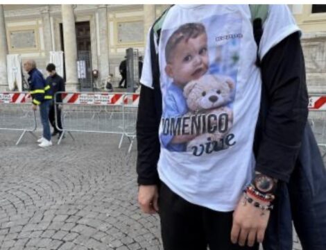 Funerali Domenico, l’ultimo saluto del coetaneo Andrea: “Ti voglio bene. Ora gli angeli giocheranno con te”