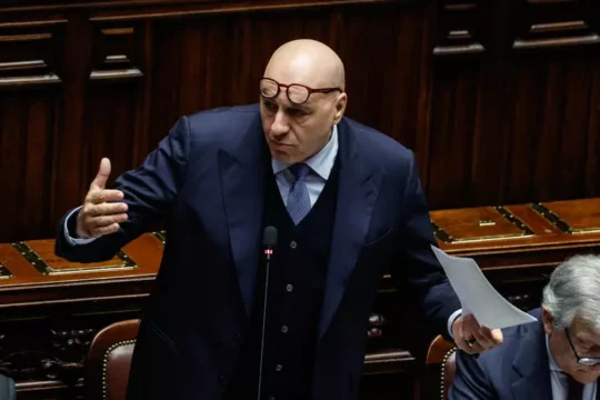 Iran, Crosetto annuncia: “Innalzato al massimo il livello di protezione aerea. Può succedere di tutto”