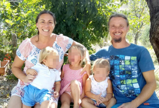 Famiglia nel bosco, i bambini saranno separati: anche la madre allontanata dalla comunità di Vasto