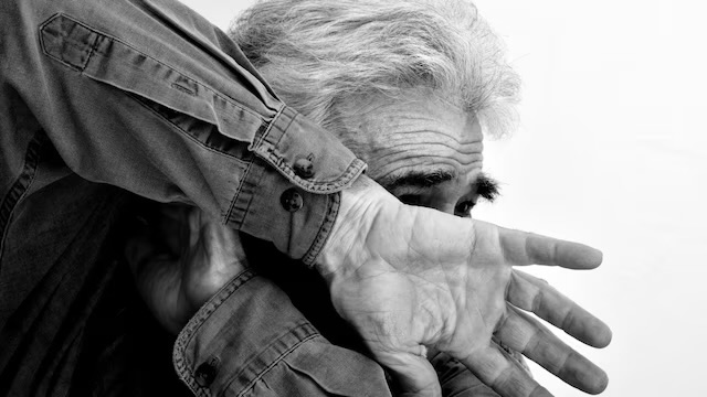 Strangolato dal figlio con una fune: 90enne muore dopo due settimane di ricovero in agonia