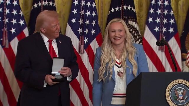 Trump, escluse le atlete transessuali dalle olimpiadi, poi la battuta: “Amo le belle donne, ma oggi non si può dire”