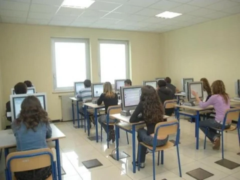 Esame patente con il ‘trucco’: beccati con auricolari e ricetrasmittenti sotto i vestiti. Denunciati due giovani!”