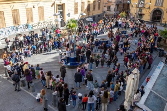 Primavera e cittadinanza attiva ai Quartieri Spagnoli: il 19 marzo la scuola in strada con la festa di primavera di FOQUS e Dalla Parte dei Bambini