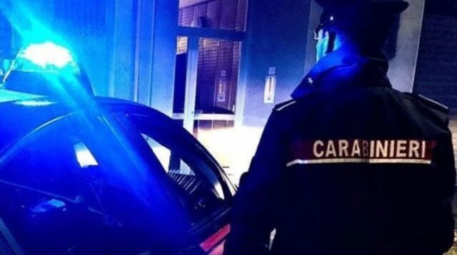 Accoltella il coinquilino dopo una lite, arrestato operaio: 27enne in fin di vita