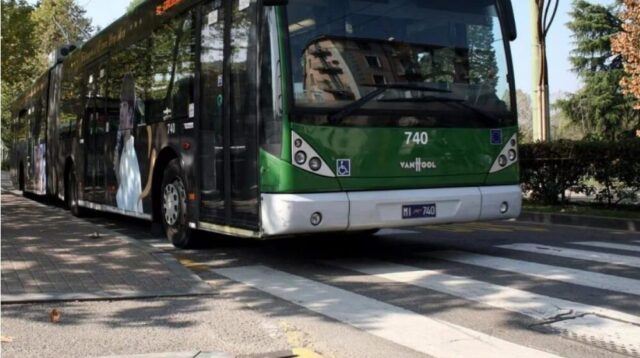 Autobus travolge una moto in centro: quattro persone ferite tra cui il conducente Atm