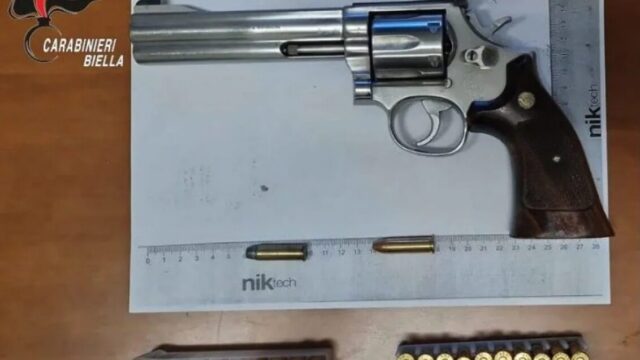 Le due figlie lo filmano con lo smartphone dopo l’ennesima aggressione: arrestato il padre