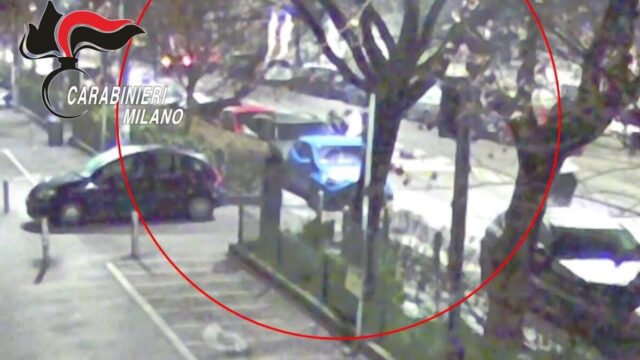 Picchiano un 20enne e accoltellano l’amico per una battuta: arrestati due 17enni e due 16enni