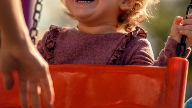 Picchiato da un altro genitore per un banale incidente tra bimbi al parco: “Butto tua figlia nel lago”