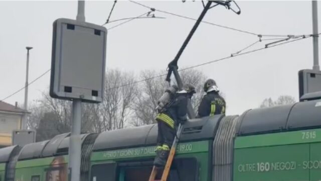 ULTIM’ORA: tram va a fuoco, i passeggeri: “Una frenata, poi le fiamme”. È il quarto incidente in 12 giorni