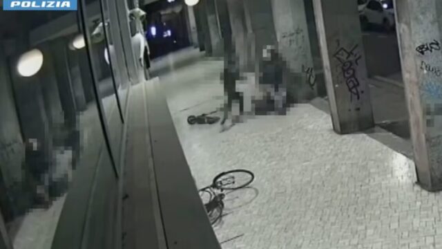Picchiano un ragazzo per rubargli la bici e molestano una donna in centro: due arresti