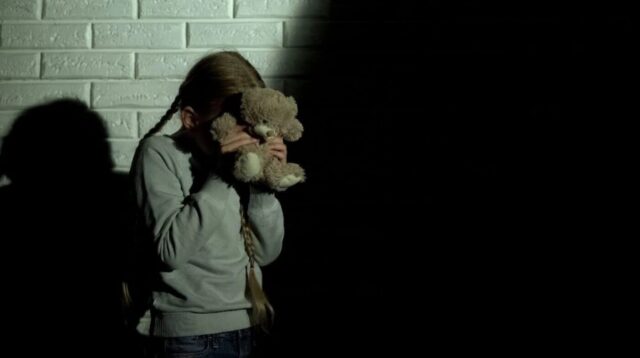 Abusata dal nonno materno per 7 anni, le violenze iniziate quando la bimba ne aveva 11: condannato