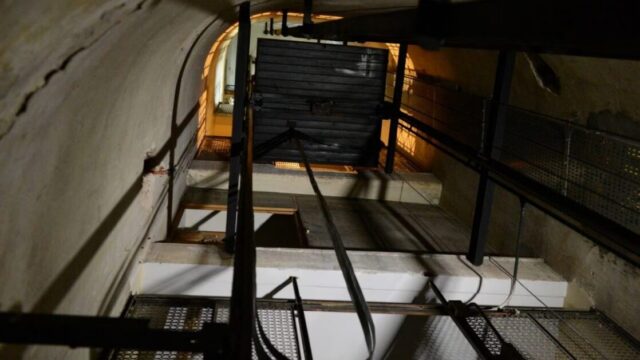 Picchia padre e moglie, poi fugge sui tetti: i carabinieri lo trovano nascosto nel vano dell’ascensore