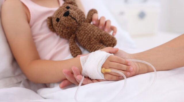 Bimba di 4 anni muore dopo essere stata dimessa dall’ospedale. I genitori: “Diteci la verità”