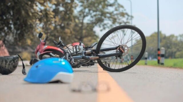 Incidente gravissimo, auto si scontra con una bici: ciclista d’urgenza in ospedale