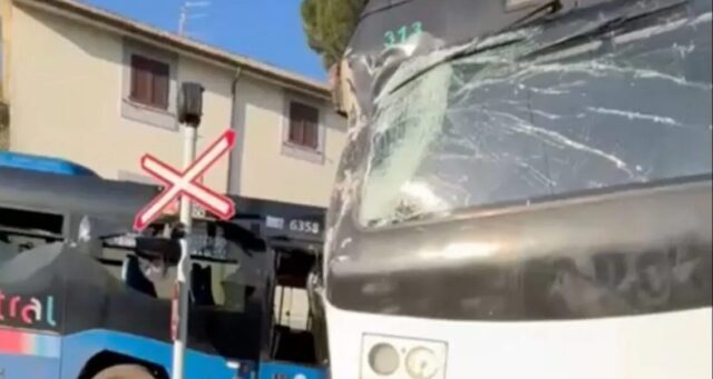 Grave incidente tra bus di studenti e un treno: cinque feriti
