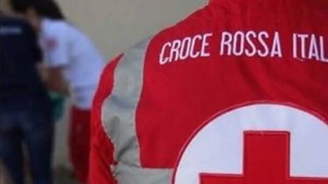 Portano a casa cibo per i poveri e a loro danno alimenti scaduti: indagati 10 volontari della Croce Rossa