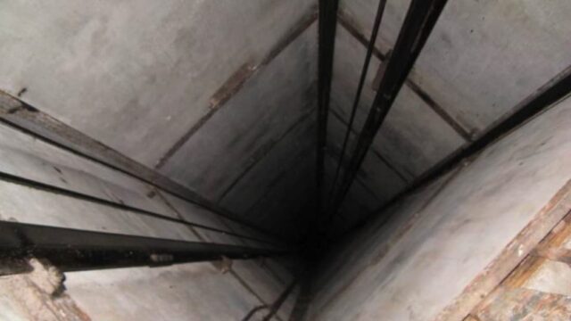 Studentessa cade nel montacarichi in disuso a scuola e precipita per 5 metri: ha ceduto la base