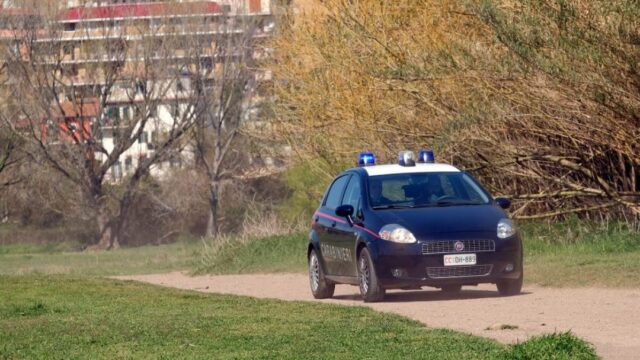 Minorenne sequestrato, picchiato e rapinato in un capannone: 3 arresti