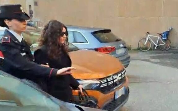 Neonati sepolti, il PM gela l’aula: chiesti 26 anni per Chiara Petrolini. Lei si difende: «Non sono un’assassina»