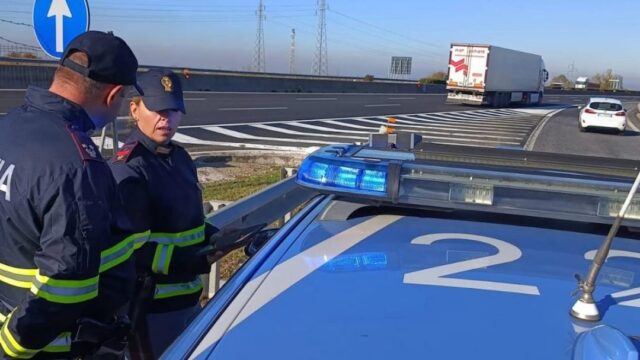 Ubriaco fugge in autostrada senza una ruota e sfonda il casello: arrestato l’uomo alla guida