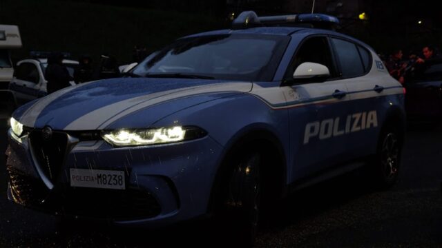 Geloso per una foto sui social, accoltella la compagna e le ruba i gioielli che le aveva regalato