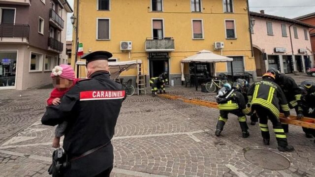 Una madre salva le figlie lanciandole dalla finestra per un incendio, illese