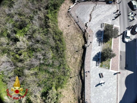 Evacuate 50 persone, si risveglia frana storica a Petacciato, chiusa autostrada e linea ferroviaria