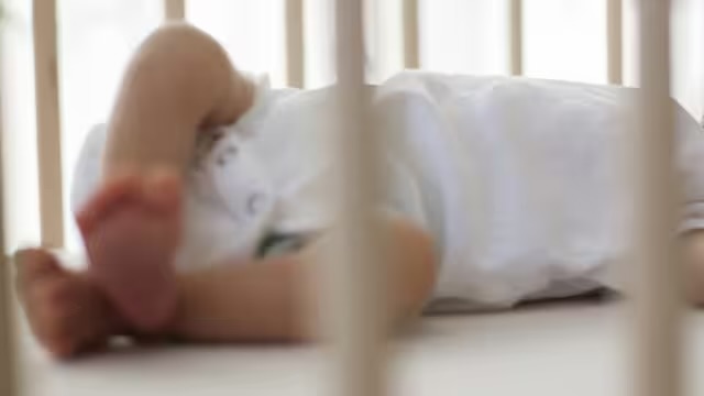 Neonata positiva alla cocaina a Lucca: allontanata dalla famiglia, sei fratelli affidati ai servizi sociali