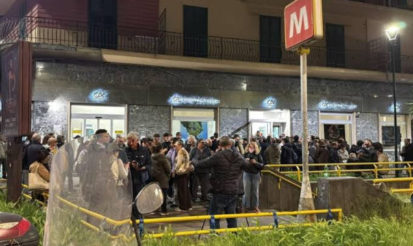 Folla alla Crèdit Agricole a Napoli, fuori tutti i proprietari delle cassette di sicurezza