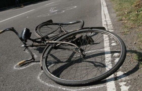 Scontro tra moto e bicicletta: due feriti gravi, indagini in corso