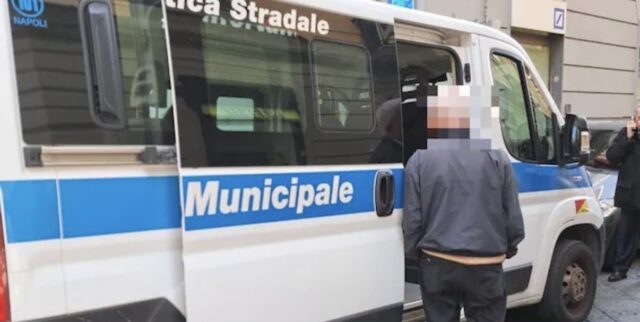 Operazione della polizia: denunciati parcheggiatori abusivi e numerosi controlli su auto e locali della zona.