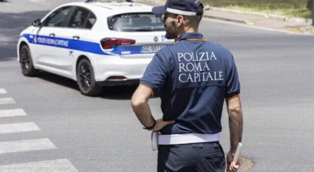 17enne ruba un’auto, investe un uomo in fuga: fermato da un agente fuori servizio