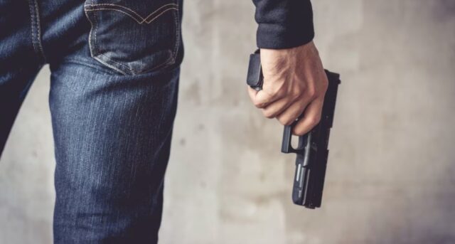 Freddato nella notte a 23 anni: ucciso con un colpo al petto, è giallo sul movente