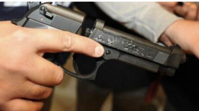 Irruzione armata in un bar: aggredisce l’ex compagna e il suo nuovo fidanzato, arrestato 29enne