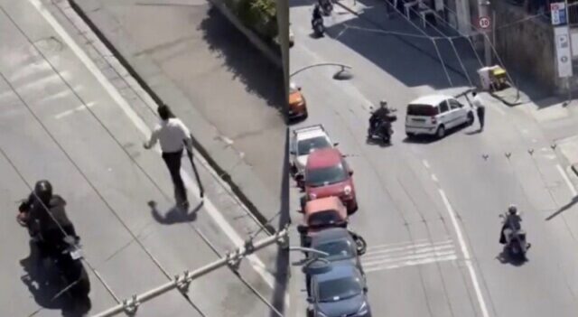 Napoli, paura ai Colli Aminei: uomo armato devasta strada e aggredisce passanti, niente arresto per incapacità mentale