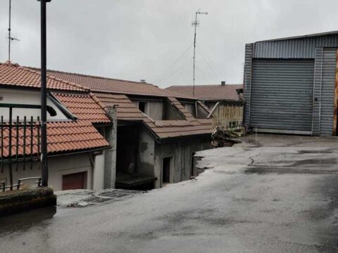 Frana un muro di contenimento a Rapolla: tre famiglie evacuate