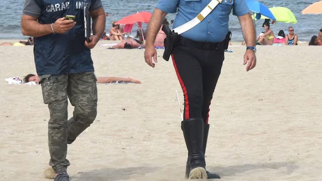 Derubano un turista e aggrediscono i poliziotti: due arresti al Lido Mappatella