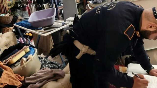 Neonato grave trovato tra droga e rifiuti: la coppia già accusata dell’omicidio del primo figlio