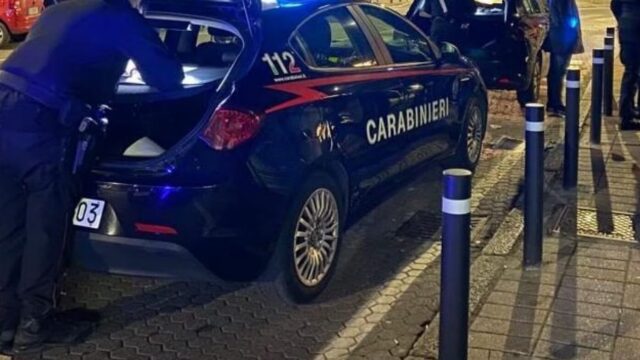 Ragazzino di 14 anni accoltellato per strada, è grave: si cercano gli aggressori