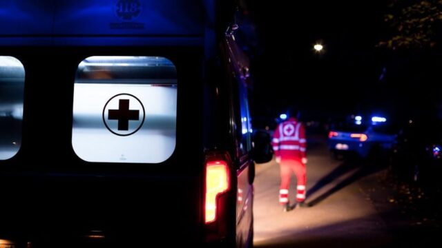Trovato un uomo a terra privo di sensi: è stato picchiato a sangue, ricoverato in gravi condizioni