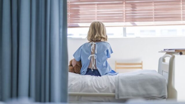Si getta dal balcone con i figli a Catanzaro. Il medico del Gaslini: “Bimba sopravvissuta è sveglia e interagisce”