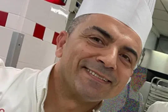 Chef condannato per discriminazione, “Cerco cuochi, no comunisti né gay”