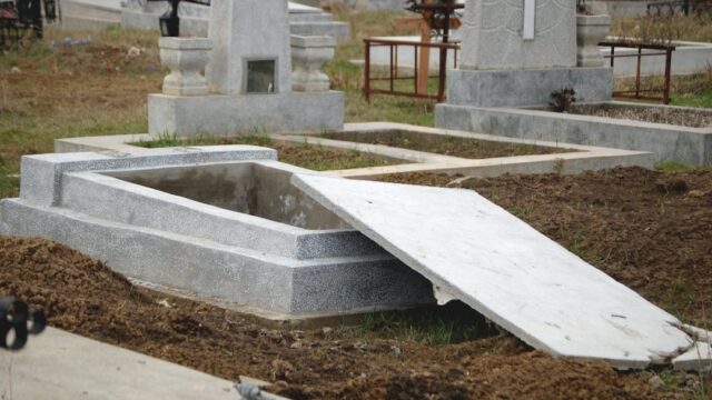 Profanano di notte la tomba di una donna: rubano oro e gioielli